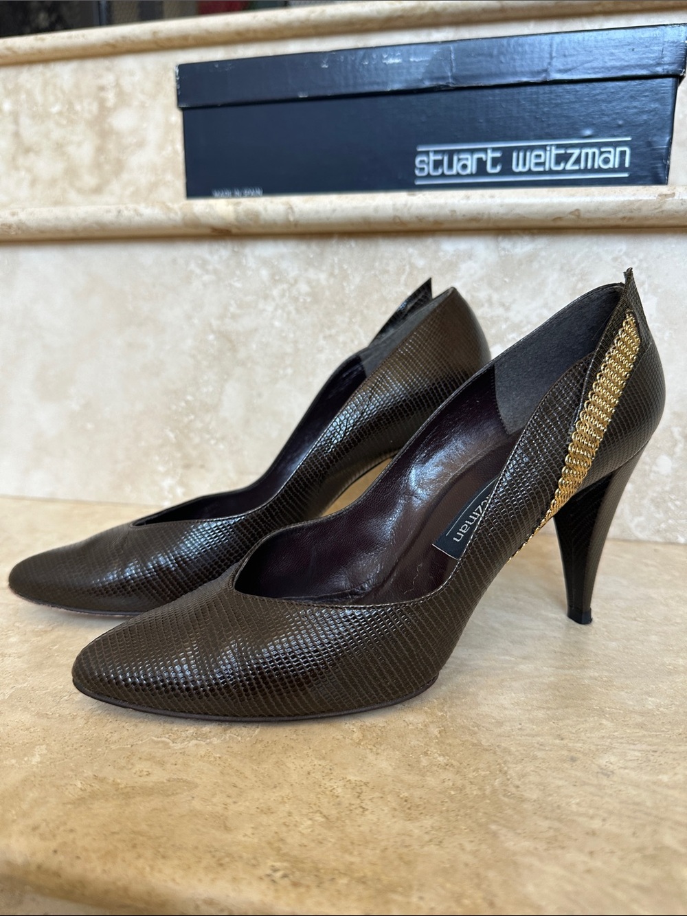 Stuart Weitzman CHAIN REACTION Dark Brown Textured Leather Pumps - Size 7